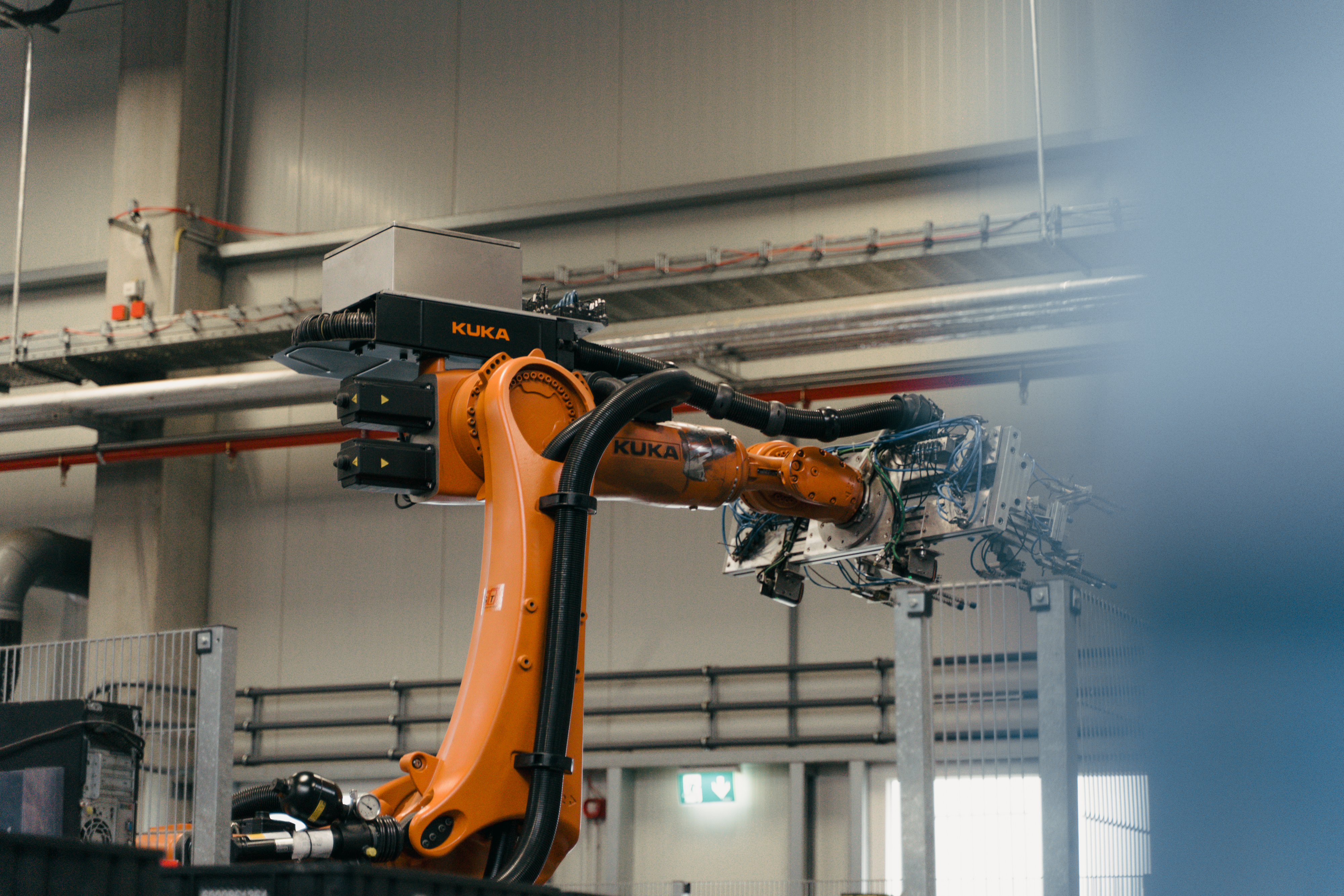 Industrieroboter von KUKA in einer modernen Produktionshalle.