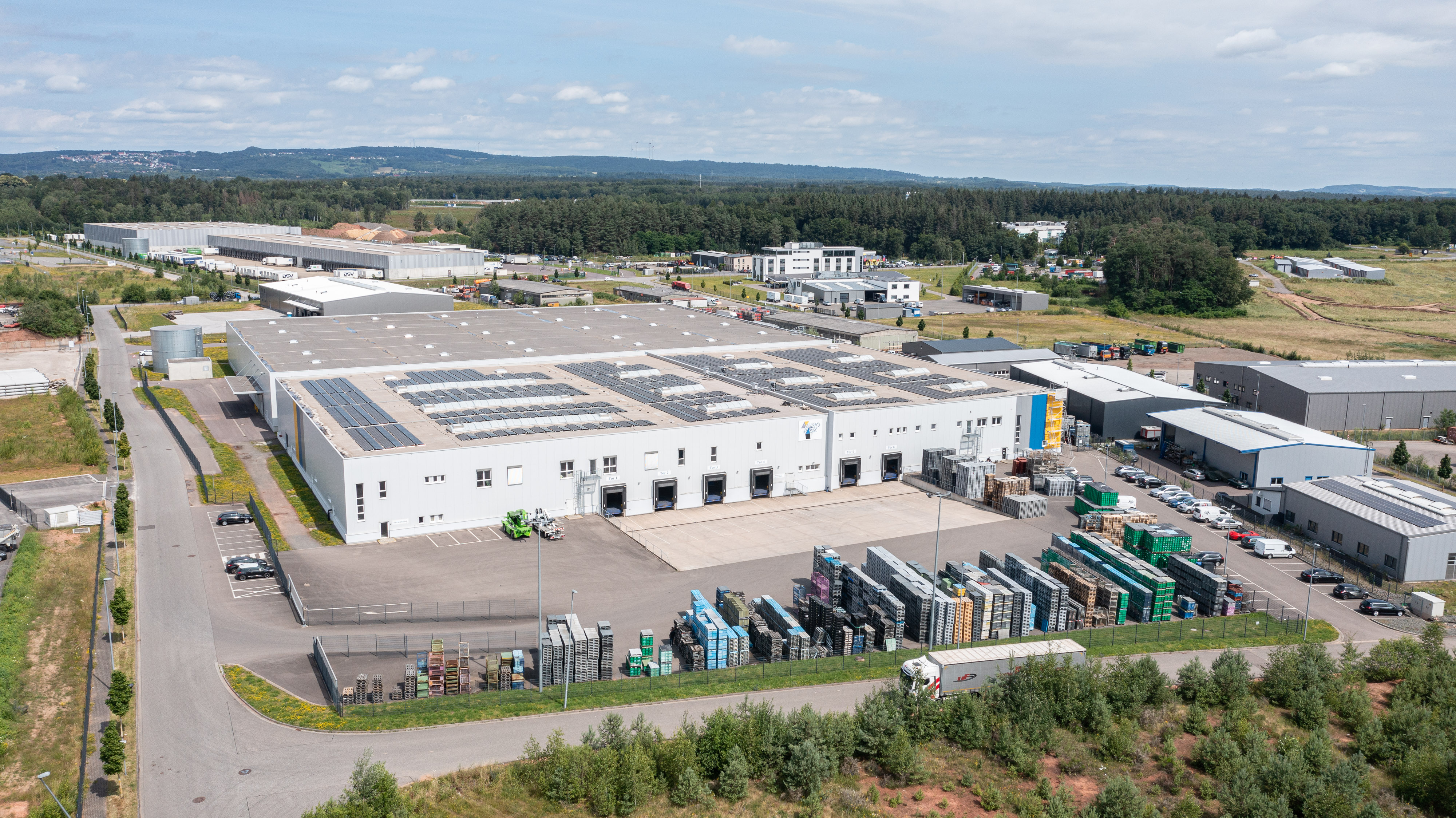 Großaufnahme des kompletten Werks von Variopack mit Solardach.