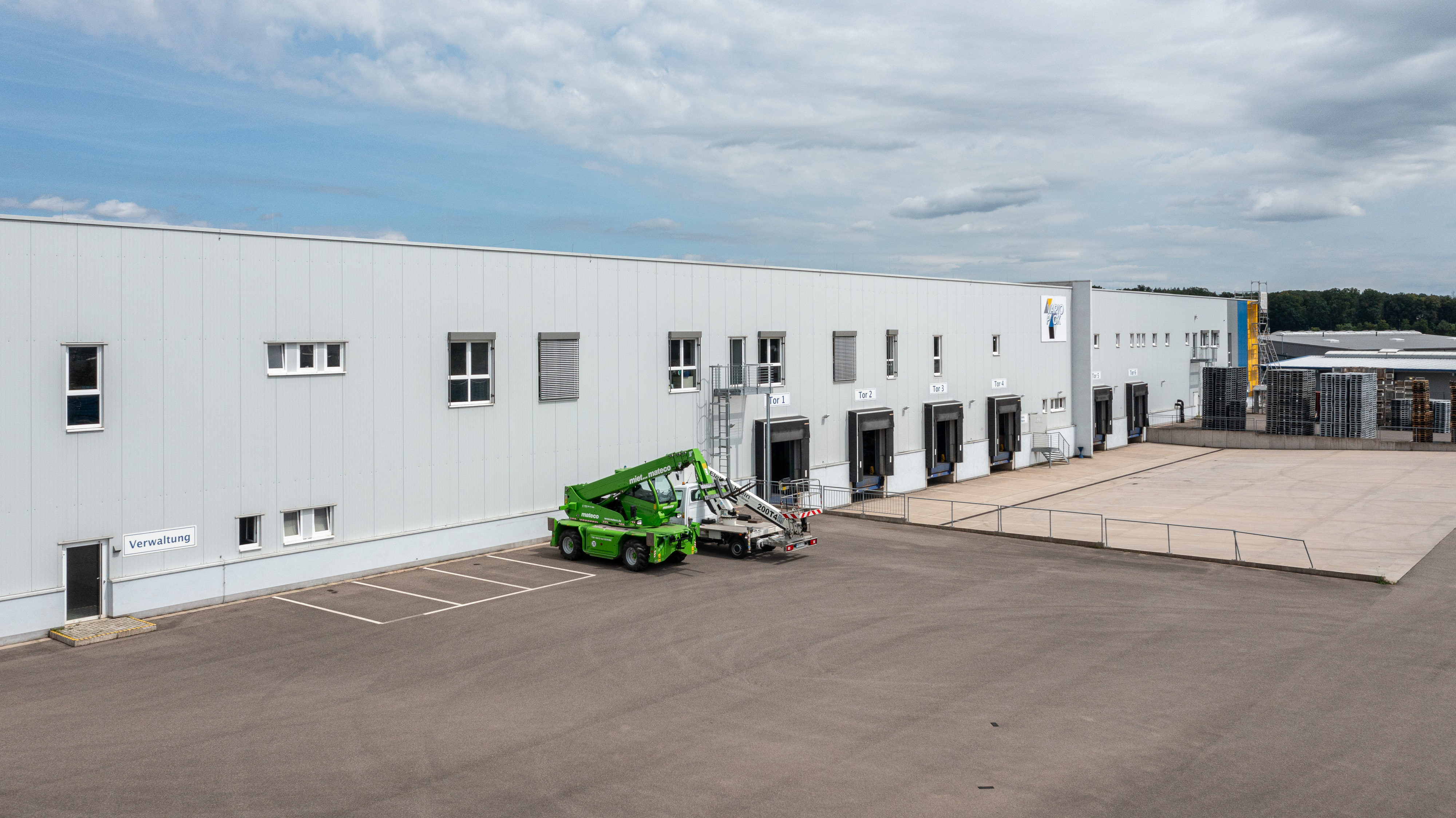 Laderampe mit grüner Arbeitsbühne am Verwaltungsgebäude von Variopack.